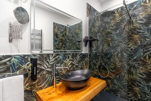 Regadera, secadora de cabello, bidet, toallas 