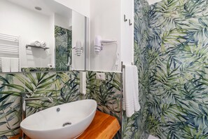 Dusche, Haartrockner, Bidet, Handtücher