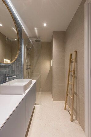 Shower, hair dryer, towels, soap - Unique Villa Siks with private bar and heated pool (Okrug Gornji)