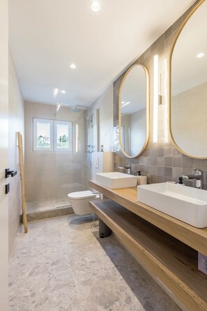 Dusche, Haartrockner, Handtücher, Seife