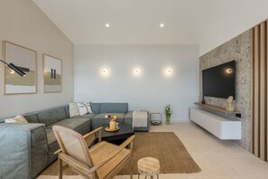 Smart TV, fireplace, video games, DVD player - Unique Villa Siks with private bar and heated pool (Okrug Gornji)