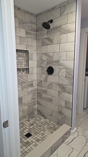 Dusche, Haartrockner, HandtĂŒcher, Seife