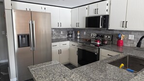 Køleskab, mikrobølgeovn, ovn, kogeplade