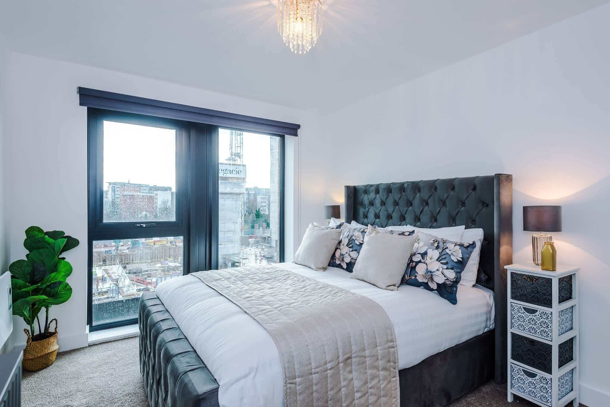 Een strijkplank/strijkijzer, internet, beddengoed