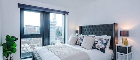 Tabla de planchar con plancha, internet y ropa de cama