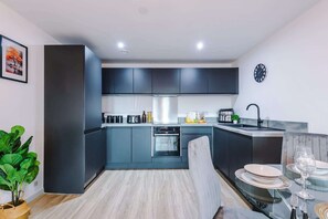 Fridge, microwave, oven, coffee/tea maker - 2BDR | Free Parking | Stylish Liverpool Apartment (Liverpool)
