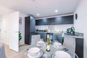 Fridge, microwave, oven, coffee/tea maker - 2BDR | Free Parking | Stylish Liverpool Apartment (Liverpool)