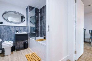 Shower, hair dryer - 2BDR | Free Parking | Stylish Liverpool Apartment (Liverpool)