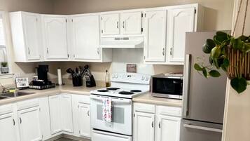 Four à micro-ondes, un four, surface de cuisson, lave-vaisselle