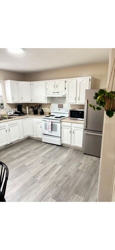 Cozy 2-bedroom house with 75in TV, King bed, fire pit