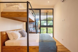 2 soveværelser, pengeskab på værelset, skrivebord, strygejern/strygebræt