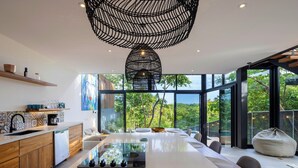 Una cocina moderna con una isla central, armarios de madera y lavavajillas integrado.