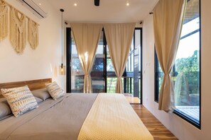 2 soveværelser, pengeskab på værelset, skrivebord, strygejern/strygebræt