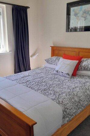 House, 5 Bedrooms, Smoking, Balcony | 5 bedrooms - Spacious Bungalow Rental in Palmerston North - Ideal for Groups (Palmerston North)