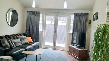 House, 5 Bedrooms, Smoking, Balcony | Living room | Books