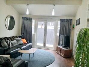 House, 5 Bedrooms, Smoking, Balcony | Living room | Books - Spacious Bungalow Rental in Palmerston North - Ideal for Groups (Palmerston North)