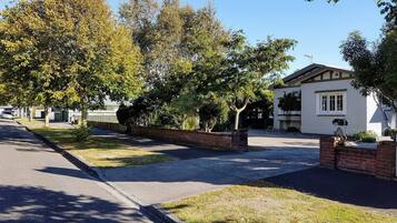 House, 5 Bedrooms, Smoking, Balcony | Garden