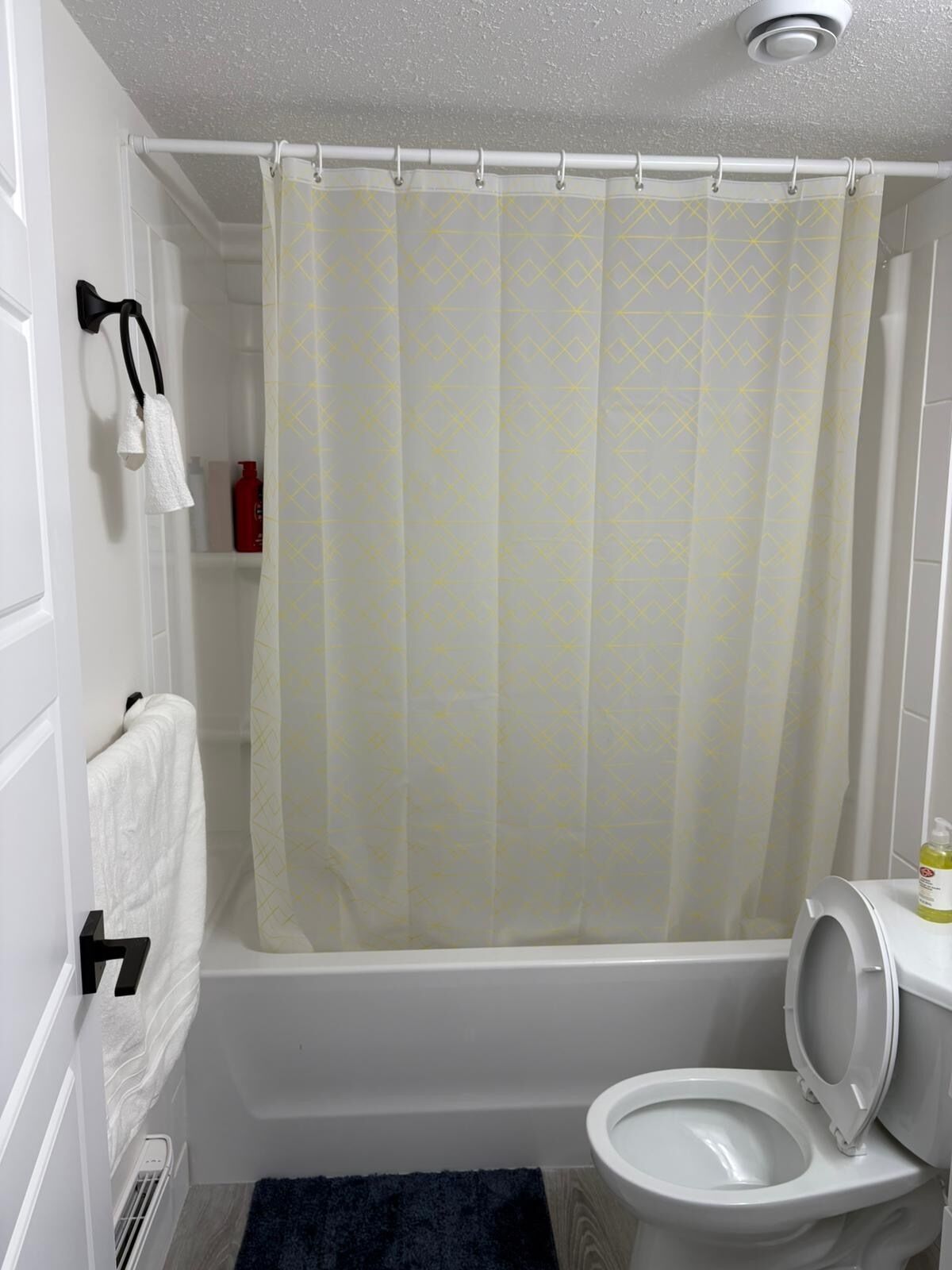 Ein Badezimmer mit Badewanne, Toilette und Duschvorhang.