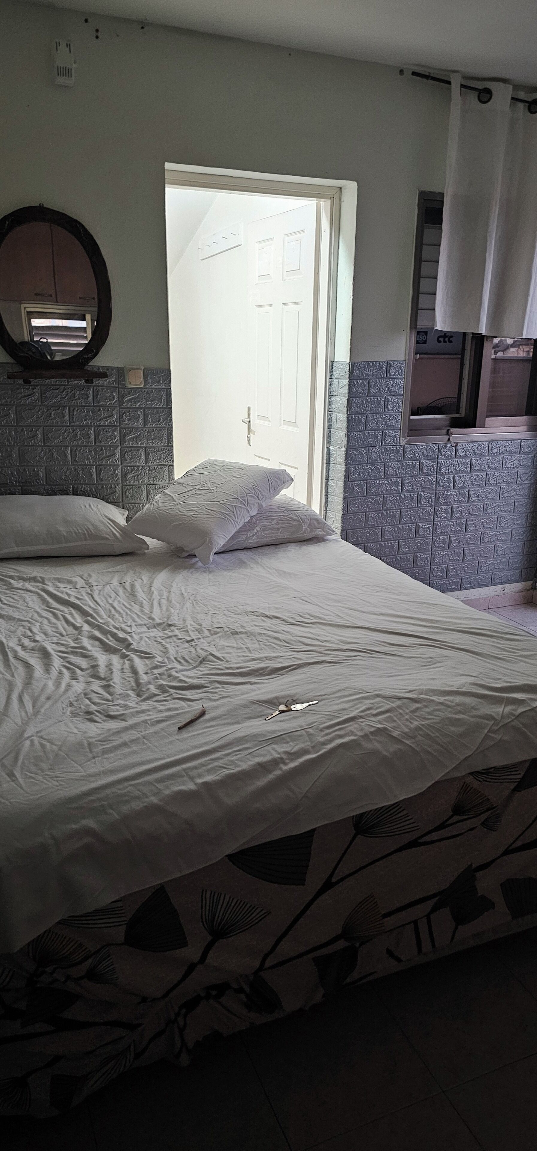 1 habitación, tabla de planchar con plancha y ropa de cama 