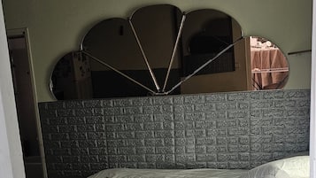 1 habitación, tabla de planchar con plancha y ropa de cama
