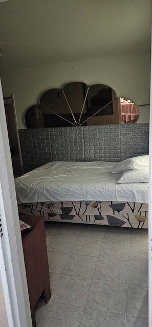 1 habitación, tabla de planchar con plancha y ropa de cama 