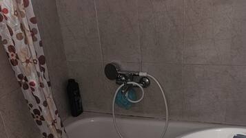 Assecador de cabells, tovalloles, sabó i paper higiènic