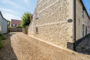 Property grounds - Hare Cottage - sleeps 4 guests  in 2 bedrooms (Docking)