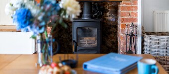 Hare Cottage - sleeps 4 guests  in 2 bedrooms