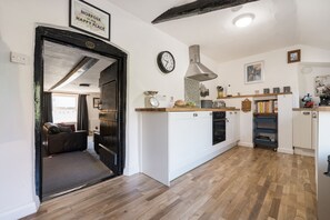 Private kitchen - Hare Cottage - sleeps 4 guests  in 2 bedrooms (Docking)