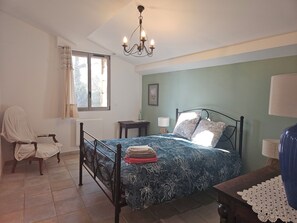 Bed sheets - Typical small stone house, just a few steps from the Pont du Gard (Vers-Pont-du-Gard)