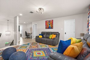 Smart-TV, Kamin, Videospiele, Tischtennisplatte