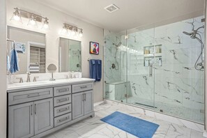 Dusche, Haartrockner, Handtücher, Seife