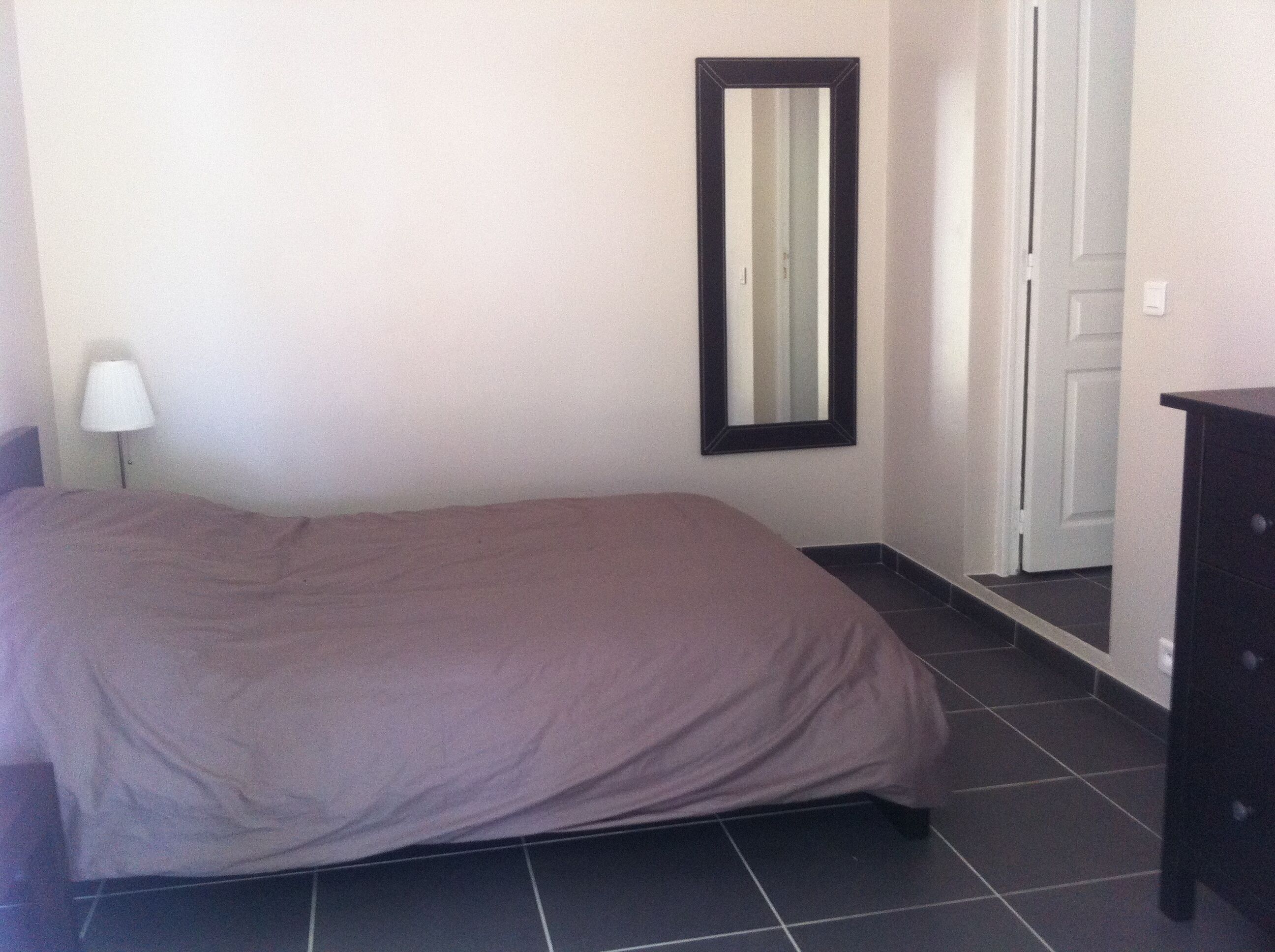 1 chambre, fer et planche à repasser, draps fournis
