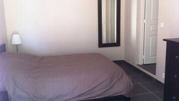 1 chambre, fer et planche à repasser, draps fournis
