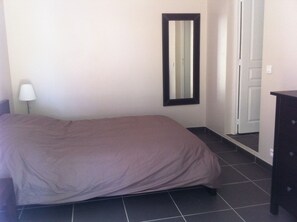 Iron/ironing board, bed sheets