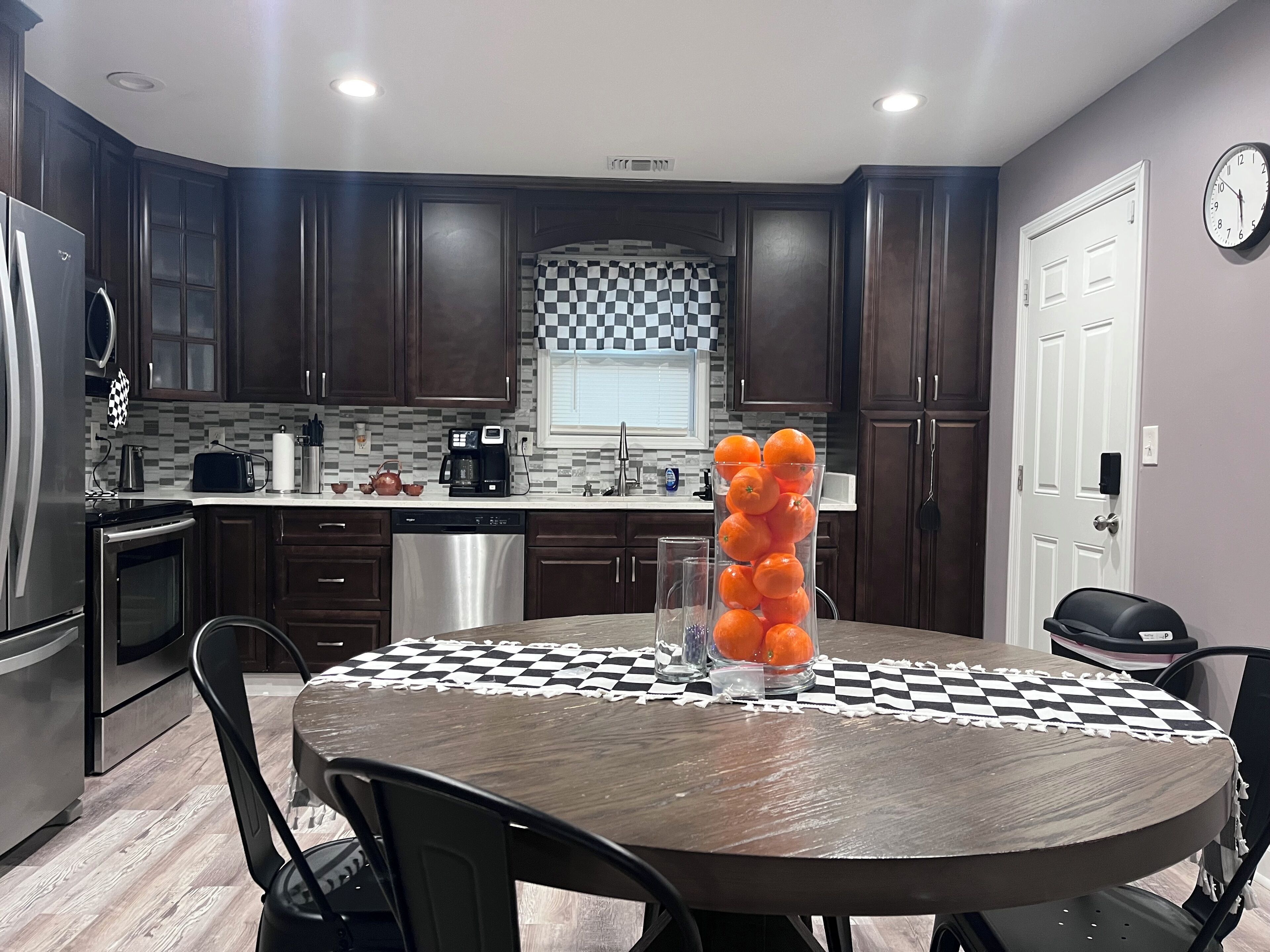 Een koelkast, een microgolfoven, een kookplaat, een vaatwasser