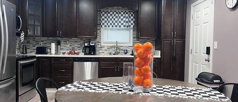 Een koelkast, een microgolfoven, een kookplaat, een vaatwasser