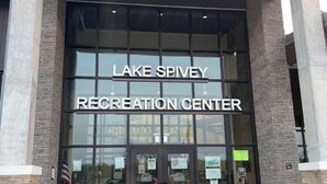 Edifici amb un rètol que diu 'Lake Spivey Recreation Center'.