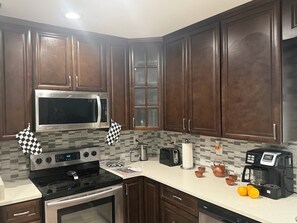 Kühlschrank, Mikrowelle, Herdplatte, Geschirrspüler