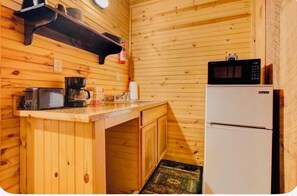 Fridge, microwave, coffee/tea maker, toaster - Hikers Haven- Group Cabin- Retreat in the Red River Gorge (Pine Ridge)