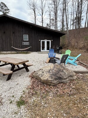 Outdoor dining - Hikers Haven- Group Cabin- Retreat in the Red River Gorge (Pine Ridge)
