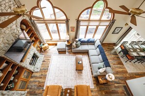 Smart-TV, Kamin, Videospiele, Bücher
