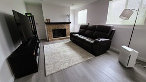 Smart TV, books - Nakota Haven • Bright, Clean & Family‑Friendly House in Royal Oak Michigan (Royal Oak)