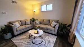 Smart TV, books - Nakota Haven • Bright, Clean & Family‑Friendly House in Royal Oak Michigan (Royal Oak)