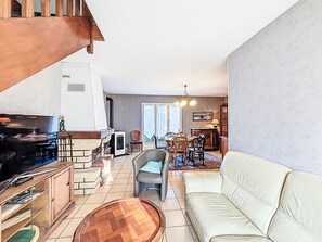 TV, fireplace - Maison Caradec by Interhome (Belz)