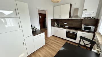 Een koelkast, een magnetron, een oven, een kookplaat
