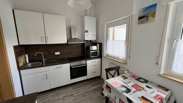 Een koelkast, een magnetron, een oven, een kookplaat