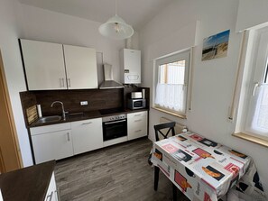 Réfrigérateur, four à micro-ondes, un four, surface de cuisson