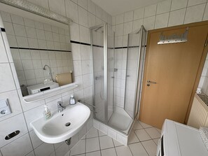 Douche, séchoir à cheveux, savon, papier de toilette