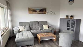 Een televisie en een open haard